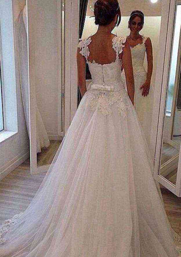 Classic Lace A-Line Wedding Dress with Sweetheart Neckline and Chic Co