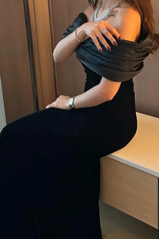 Black Off the Shoulder Sleeveless Strapless Long Prom Dress With Pleated
