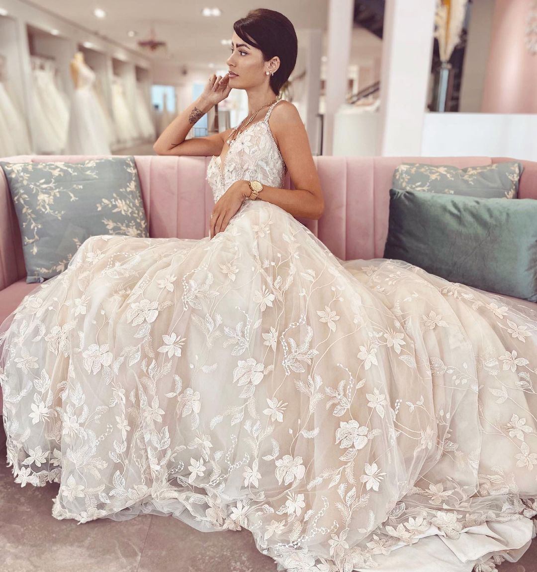Glamorous A-Line Wedding Dress V-neck Spaghetti Straps Lace Appliques Tulle BM bride