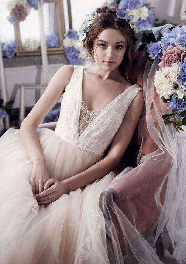 Sparkling A-Line/Princess Tulle Wedding Dress with V-Neck and Dazzling Sequins Court Train BM bride