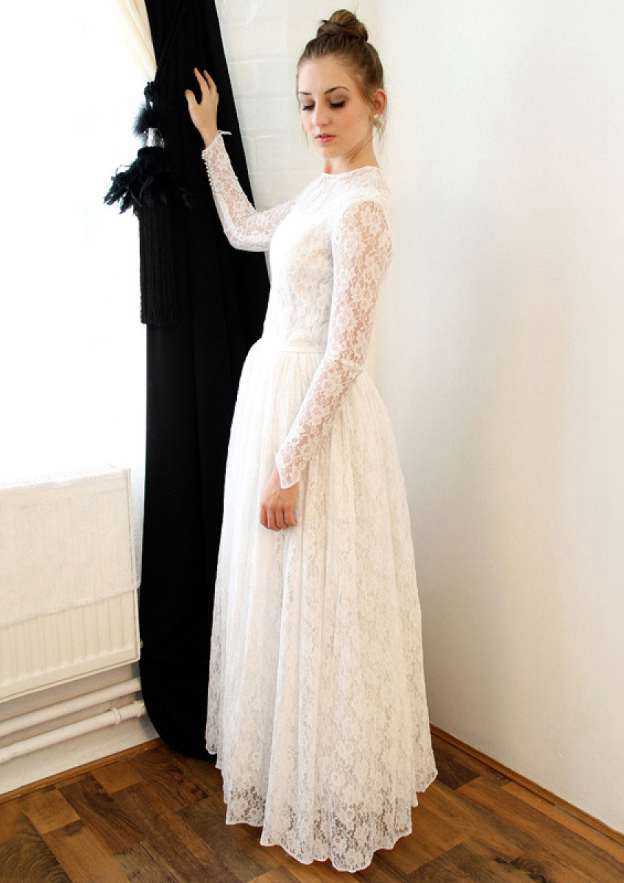 Classic Scoop Neck A-Line/Princess Lace Wedding Dress with Long/Floor-Length Skirt BM bride