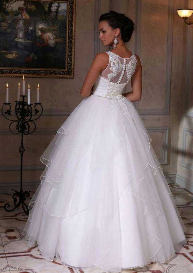 Graceful Tulle Ball Gown: Long Floor-Length Sleeveless Bateau Neck with Covered Buttons and Appliqued Details BM bride