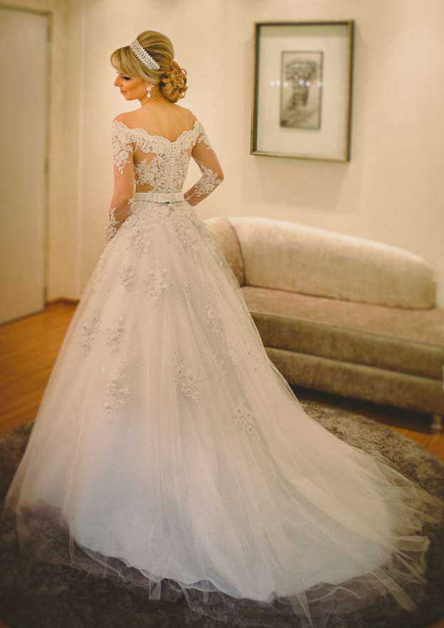 Glamorous Tulle Long/Floor-Length A-Line/Princess Full-Length Off-the-Shoulder Wedding Dress with Covered Button and Appliques BM bride