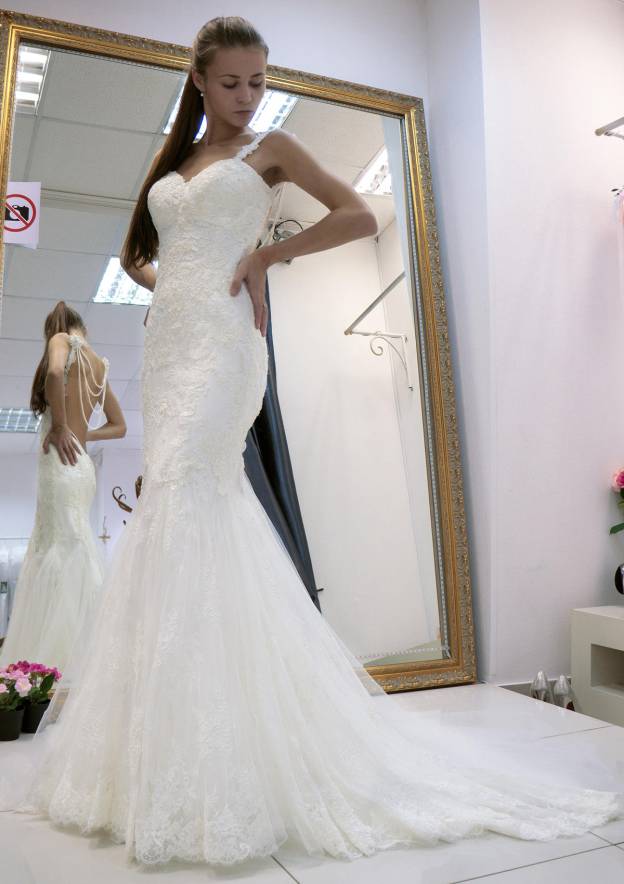 Hem Appliqued Beaded Trumpet/Mermaid Wedding Dress with Sweetheart Neckline and Sleeveless Design, Court Train in Lace BM bride