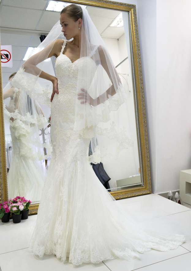 Hem Appliqued Beaded Trumpet/Mermaid Wedding Dress with Sweetheart Neckline and Sleeveless Design, Court Train in Lace BM bride