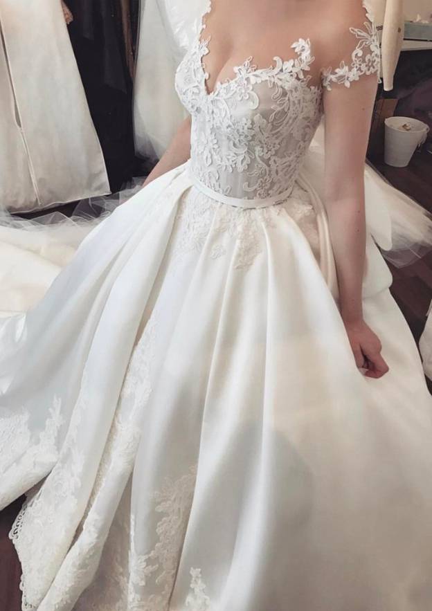 Appliqued Bowknot Yarn Sleeveless Ball Gown Wedding Dress with Court Train in Satin BM bride