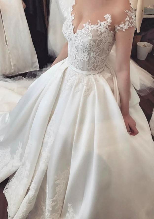 Appliqued Bowknot Yarn Sleeveless Ball Gown Wedding Dress with Court Train in Satin BM bride