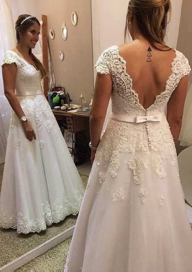 Appliqued Lace Hem Sleeveless Wedding Dress with Scalloped Neck and Long Tulle Skirt for A-Line Style BM bride