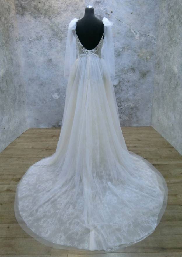 Lace Sweetheart Sleeveless Wedding Dress with Court Train for A-Line Silhouette, Ideal for Garden/Outdoor Weddings BM bride