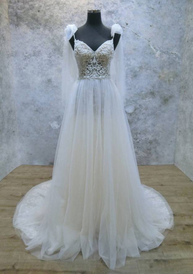 Lace Sweetheart Sleeveless Wedding Dress with Court Train for A-Line Silhouette, Ideal for Garden/Outdoor Weddings BM bride