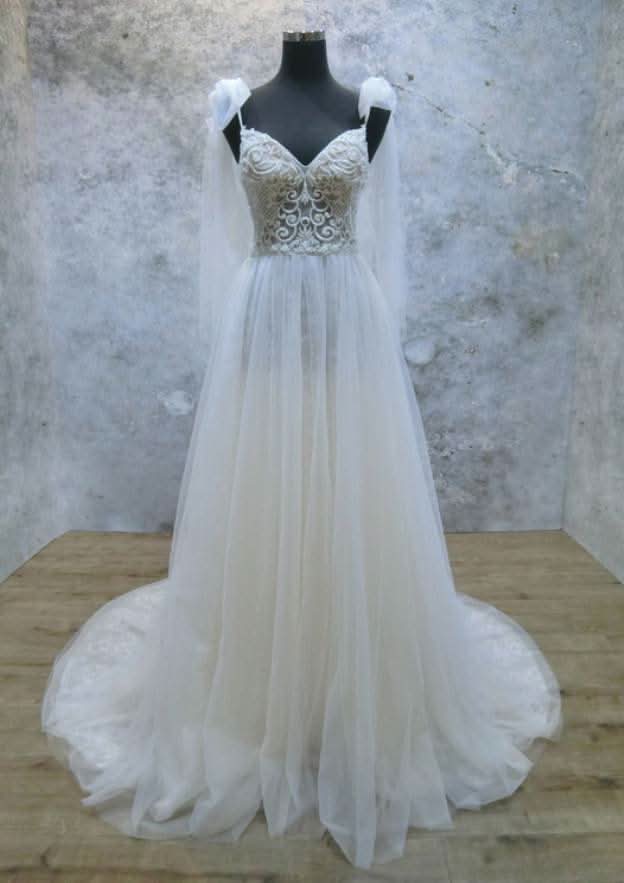 Lace Sweetheart Sleeveless Wedding Dress with Court Train for A-Line Silhouette, Ideal for Garden/Outdoor Weddings BM bride