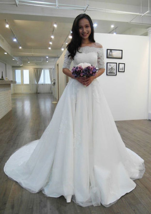 Appliqued Lace Off-The-Shoulder Half Sleeve Wedding Dress with Court Train for A-Line Style in Tulle BM bride