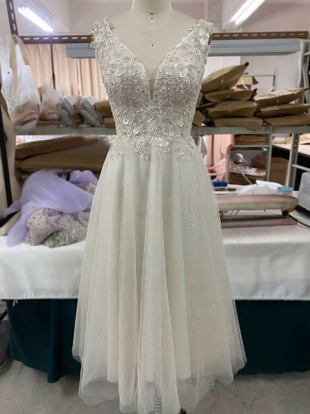 Charming Tulle Wedding Dress with A-Line/Princess Silhouette and Tea-Length Design with Appliqued Details BM bride