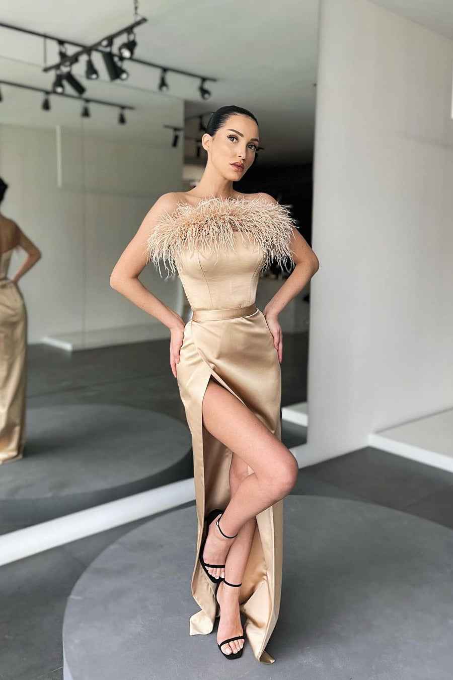 Charming Mermaid Strapless Sleeveless Feathers Prom Dress With High Split