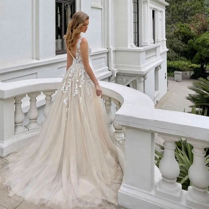 Luxury Long A-Line V-Neck Sleeveless Backless Wedding Dress with Lace and Tulle BM bride