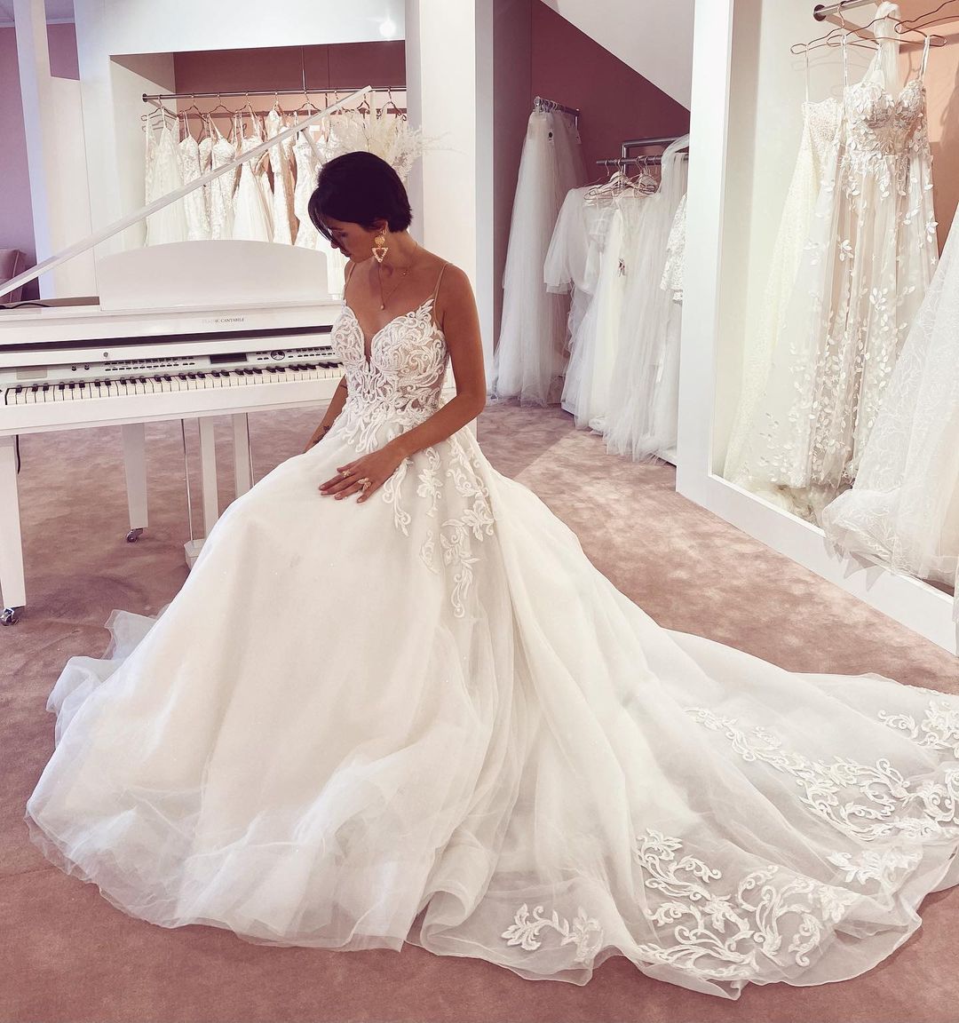 Glamorous A-Line Wedding Dress V-neck Spaghetti Straps Lace Appliques Tulle BM bride
