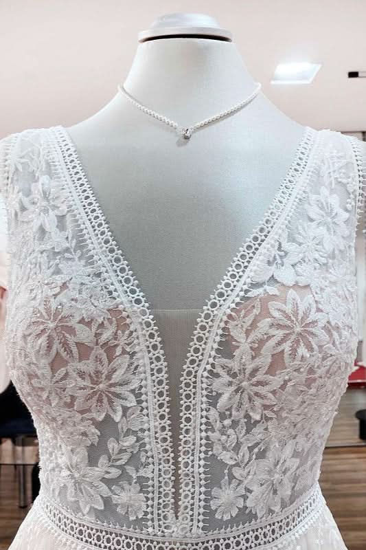 Beautiful Long Wedding Dress With A-Line Appliques Tulle Lace Open Back Design BM bride