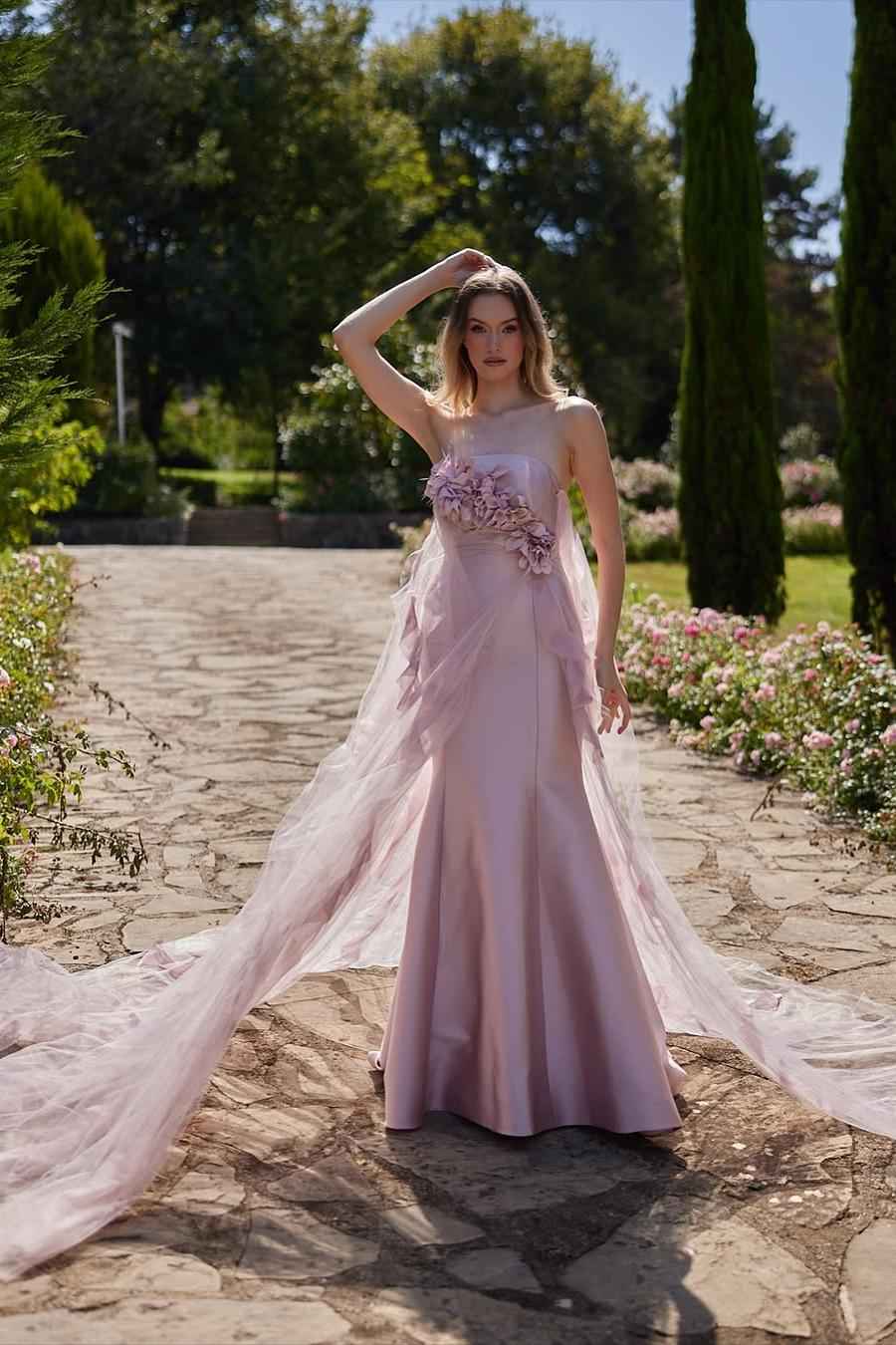 Chic Strapless Sleeveless Tulle Long Prom Dress With Appliques