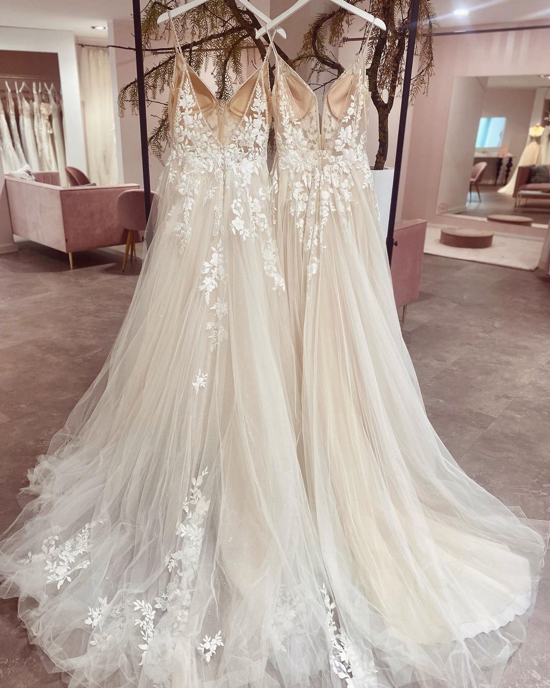Chic Spaghetti Strap V-Neck A-Line Tulle Wedding Dress with Lace Appliques BM bride