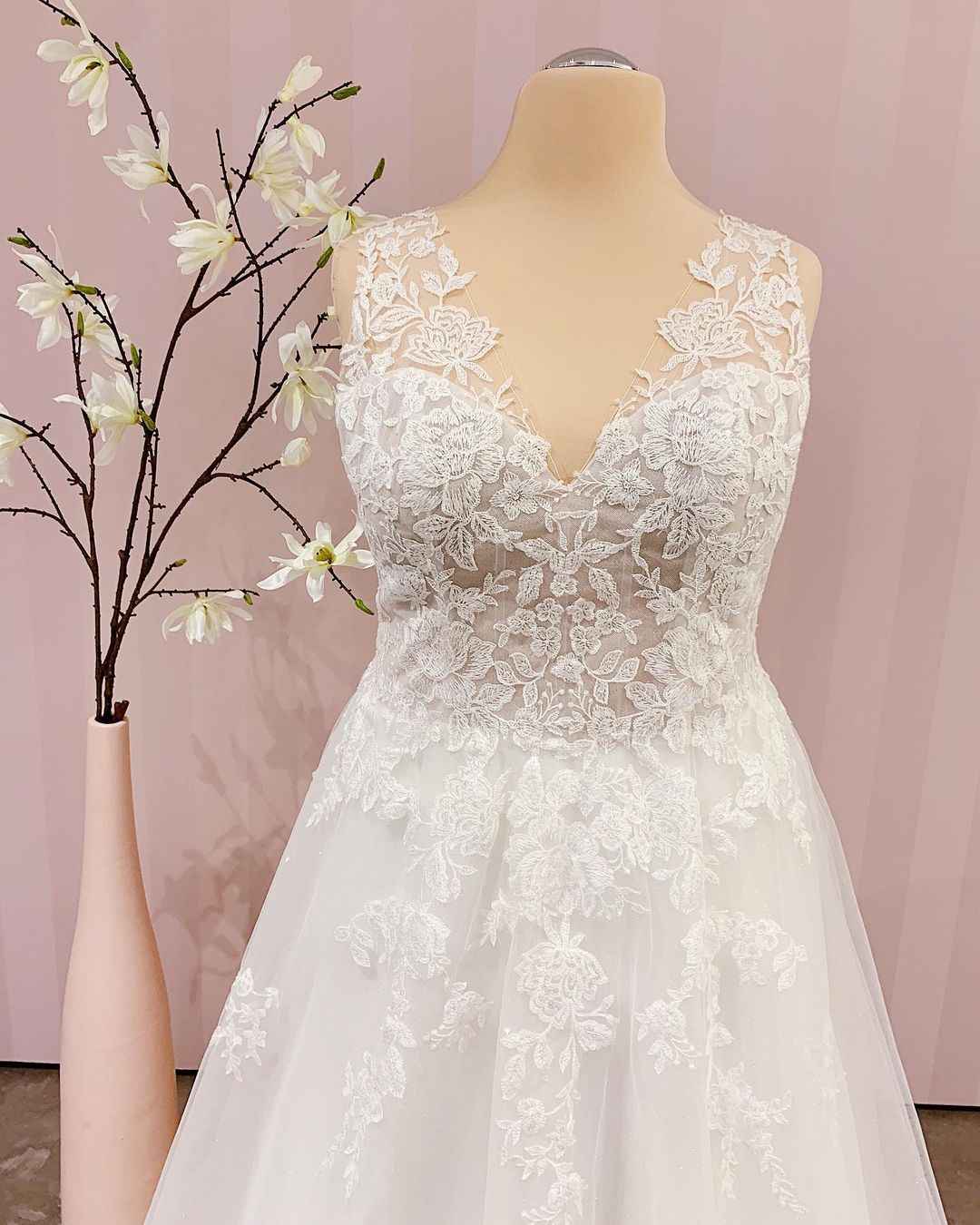 Sleeveless V-Neck A-Line Backless Wedding Dress with Lace Appliques BM bride