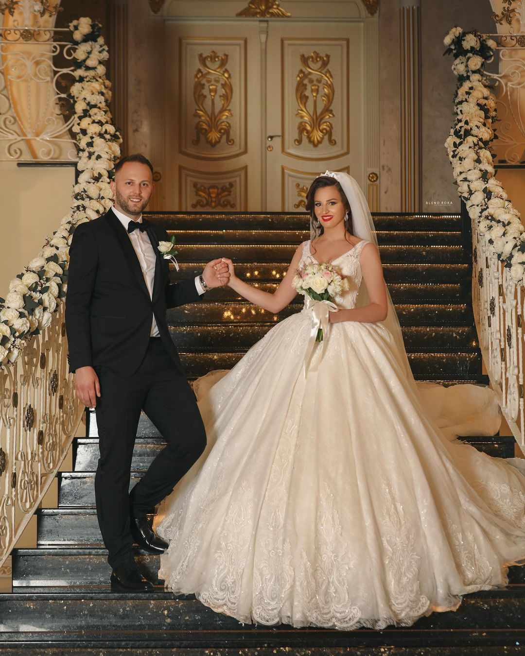 Ball Gown V-Neck Tulle Wedding Dress with Lace Appliques BM bride