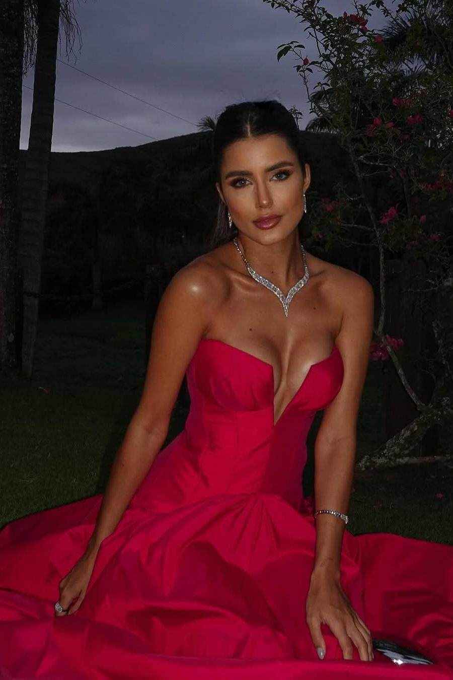 Chic Strapless V Neck Sleeveless Long Prom Dress With Pleated