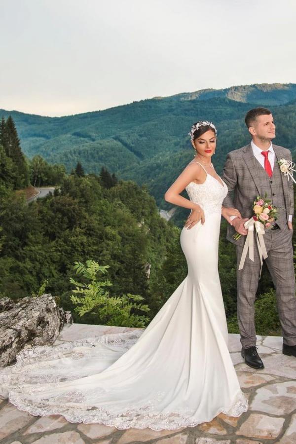 V-neck Spaghetti Straps Backless Mermaid Wedding Dress With Lace Appliques BM bride