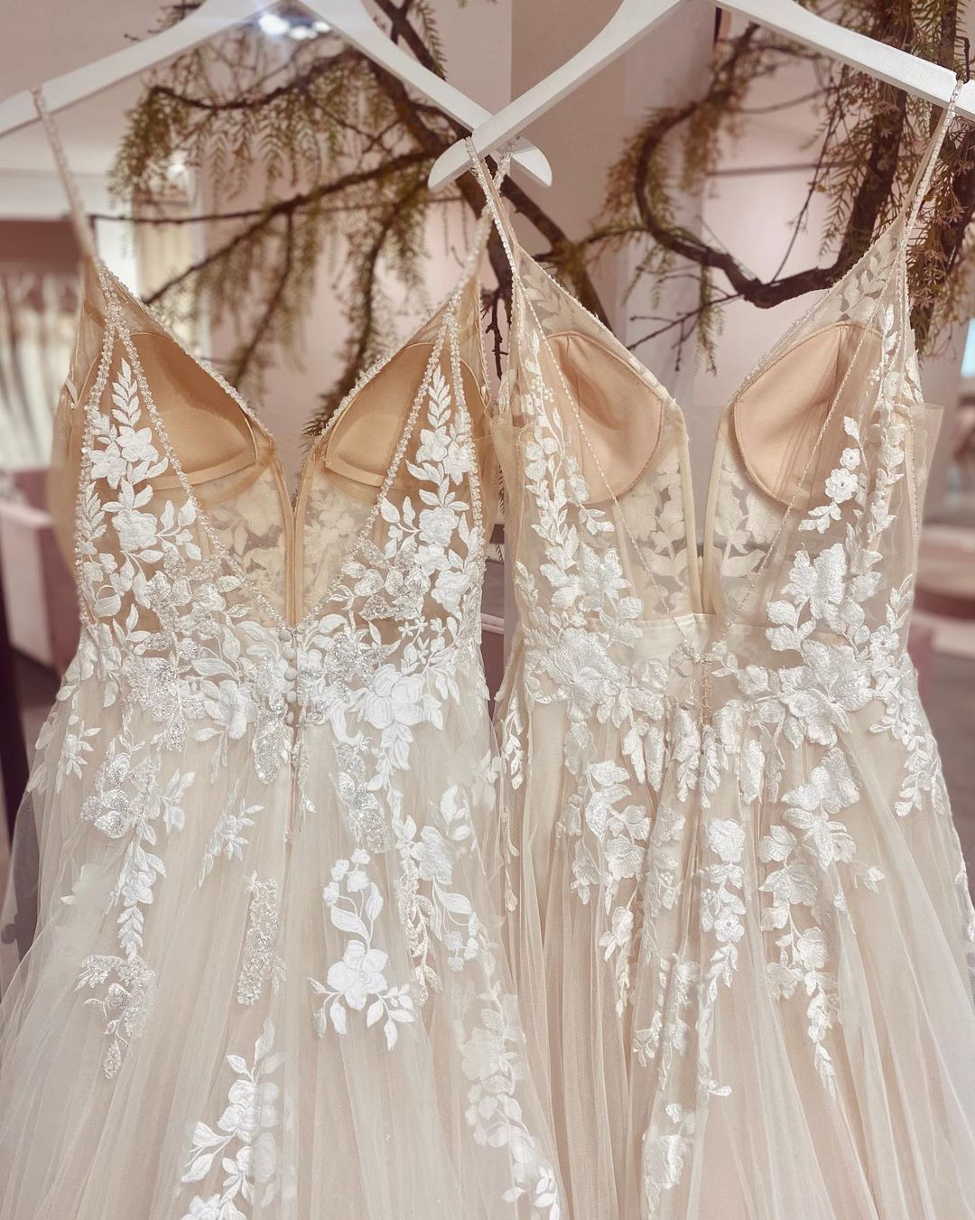 Chic Spaghetti Strap V-Neck A-Line Tulle Wedding Dress with Lace Appliques BM bride