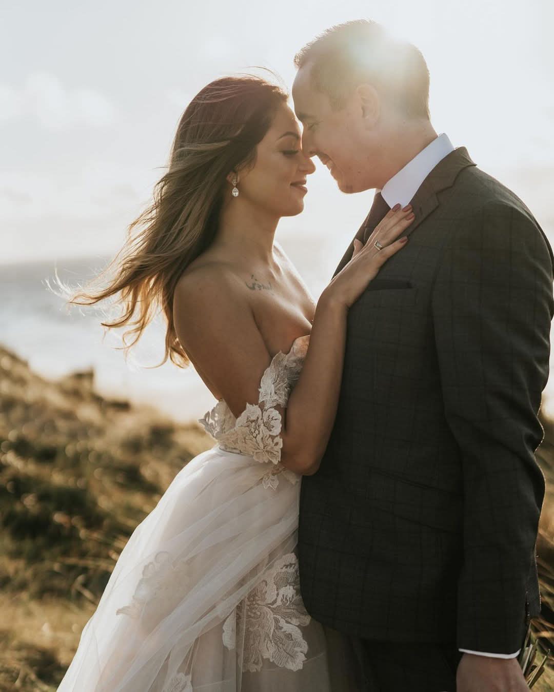 Vintage A-Line Off-the-Shoulder Backless Floor-Length Wedding Dress with Lace Tulle Appliques BM bride