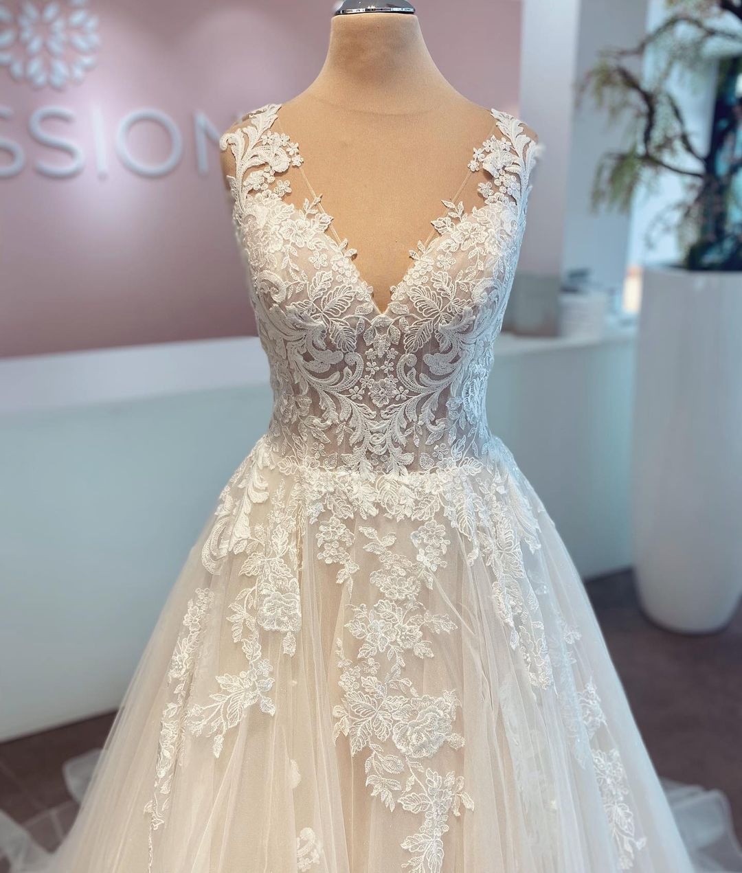 Long A-line V-neck Sleeveless Wedding Dress With Lace Tulle BM bride