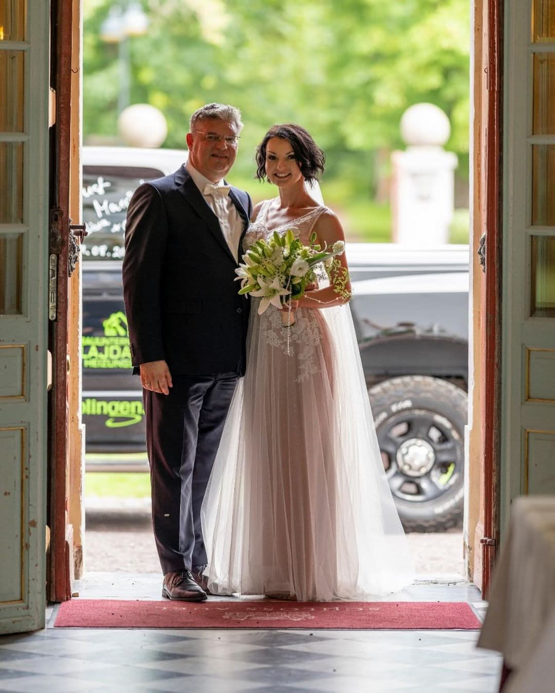 Deep V-neck A-Line Wedding Dress Floor-length With Backless Design Lace Appliques Tulle BM bride