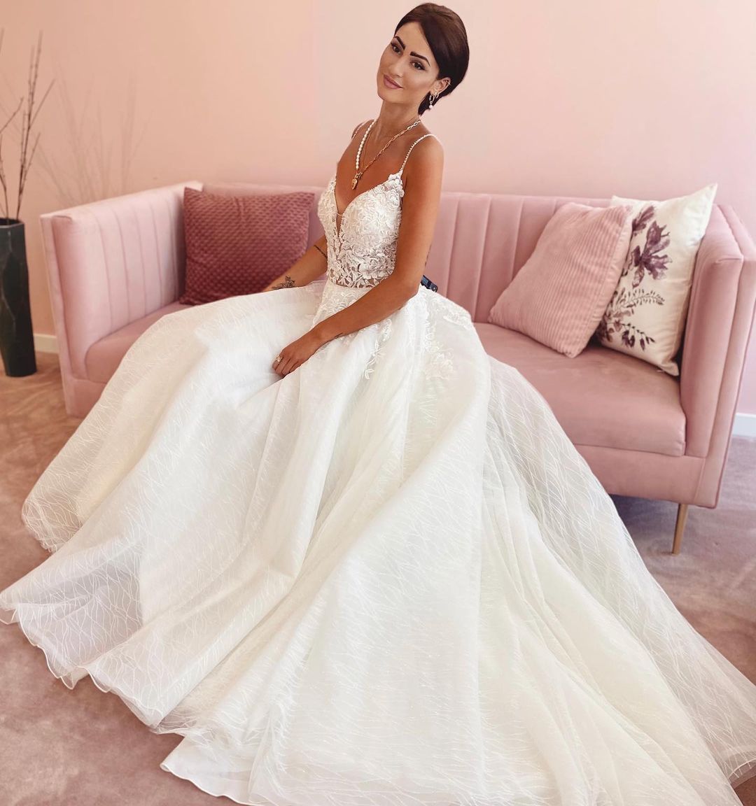 Glamorous A-Line Wedding Dress V-neck Spaghetti Straps Lace Appliques Tulle BM bride