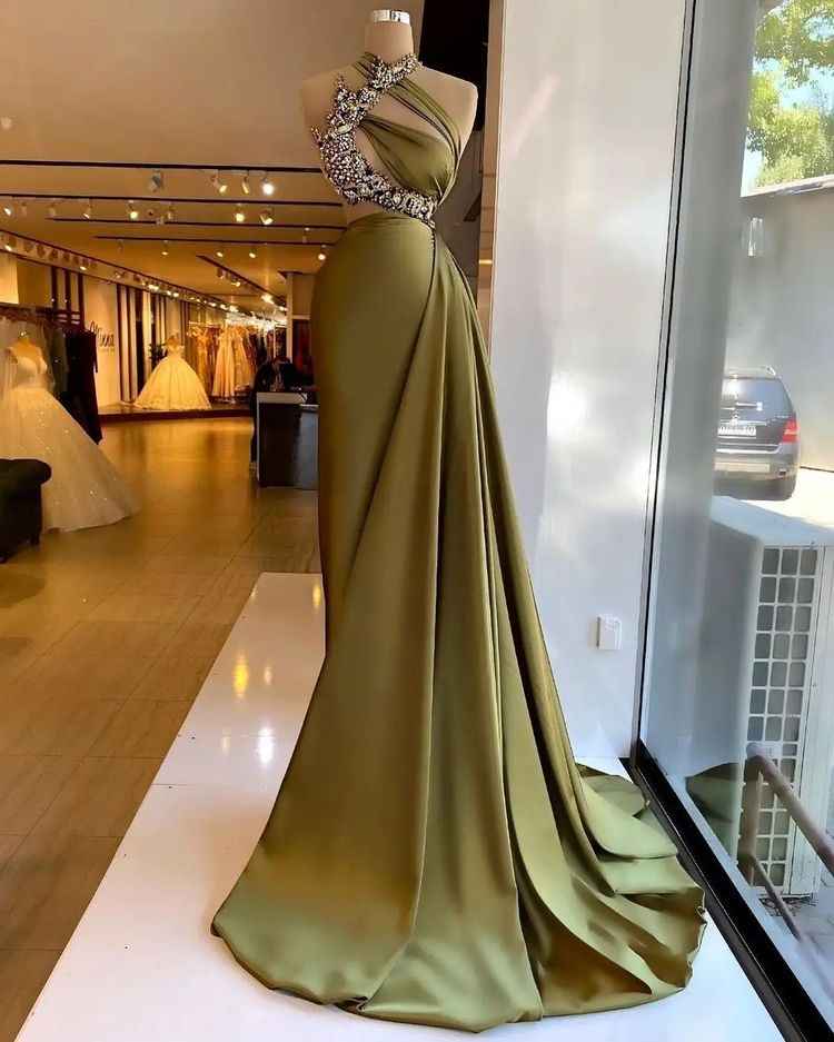 Stain Stunning Halter Beading Sleeveless Long Prom Dress With Ruffles