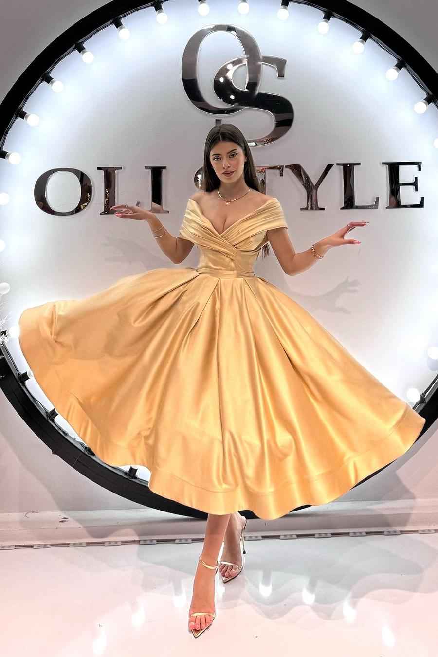 Chic Off the Shoulder Sleeveless A Line Prom Dress With Pleated