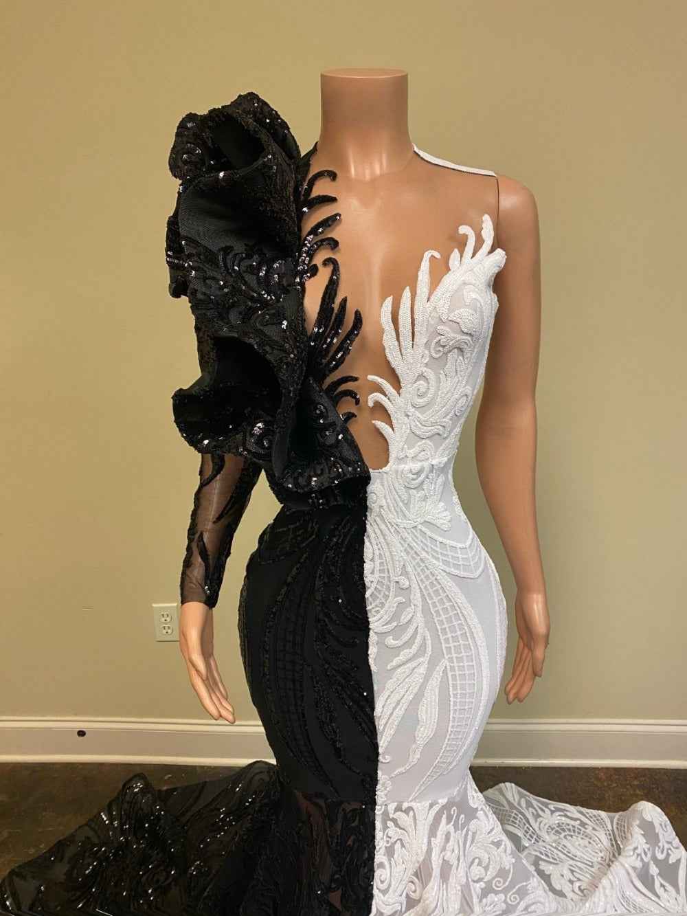 Black and White Lace Long Sleeve Appliques Mermaid Prom Dress With Sequins