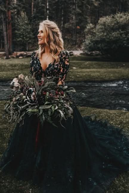 BMbride Elegant Long Black A-line V-neck Long Sleeves Wedding Dresses With Lace BMbride