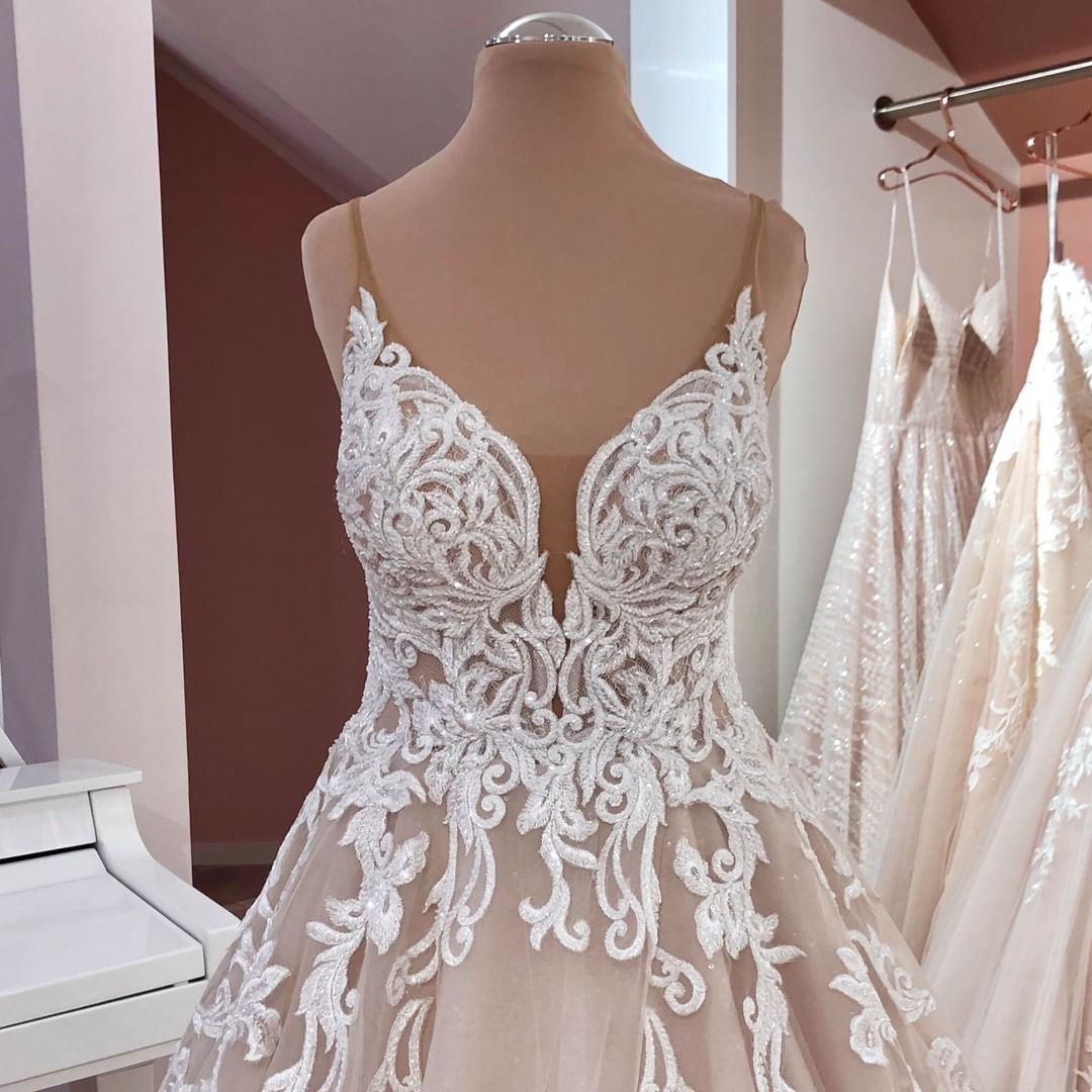 Vintage A-Line V-Neck Spaghetti Strap Backless Wedding Dress with Lace Appliques and Tulle BM bride
