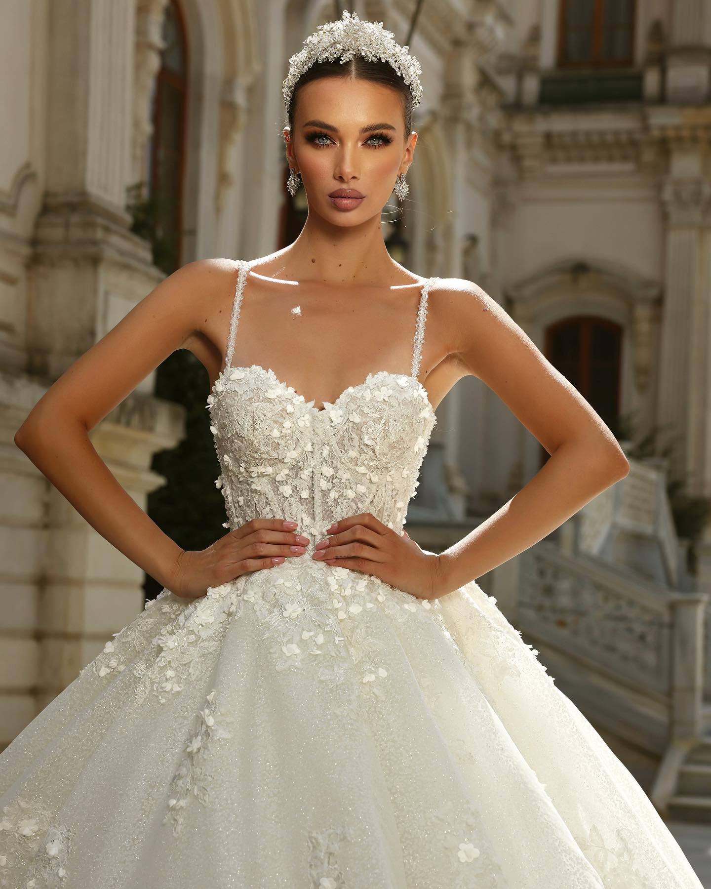 BMbride Vintage Ball Gown Lace Spaghetti Straps Sleeveless White Wedding Dress With Appliques Train BMbride